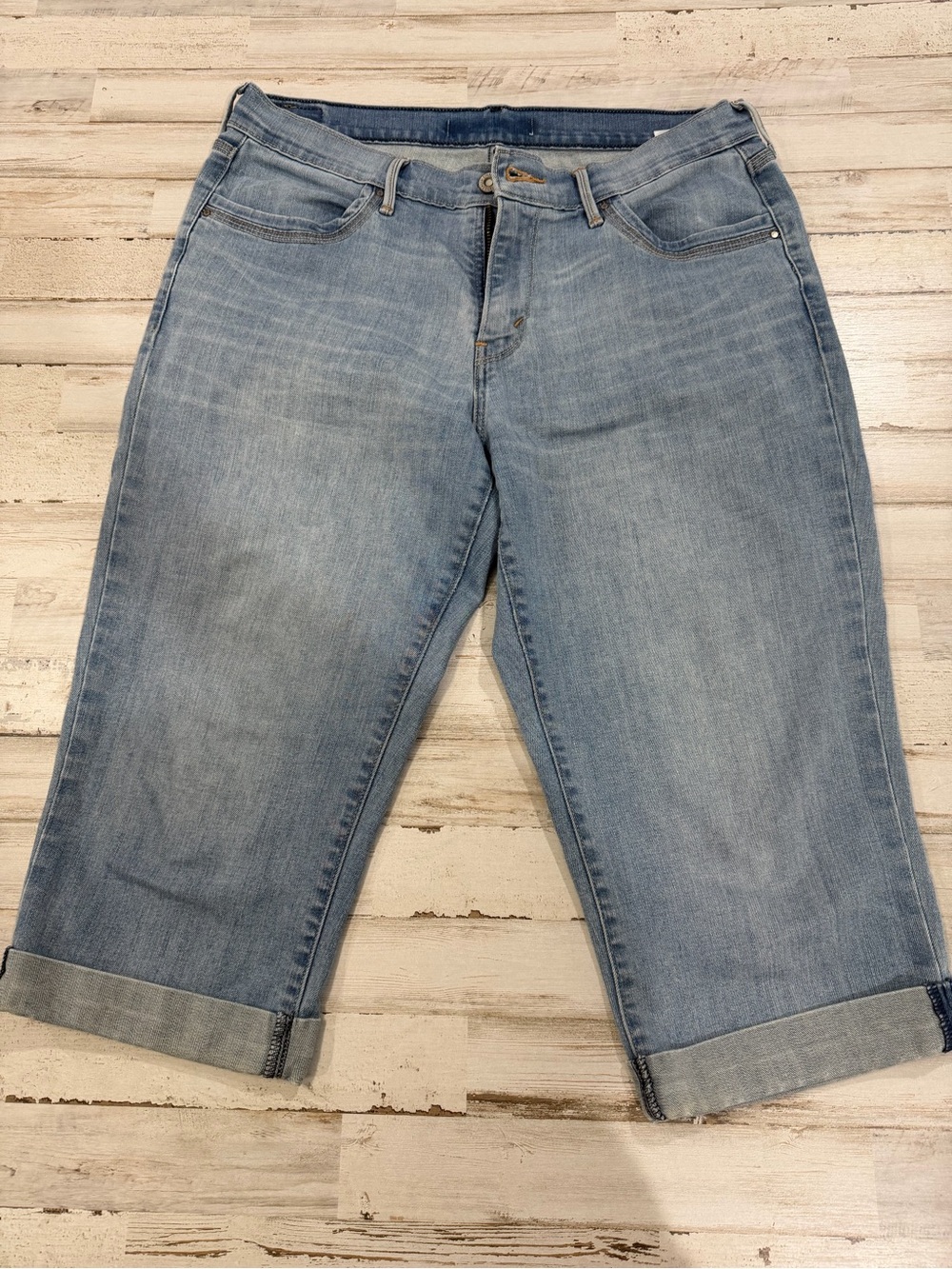 Levi’s Women’s Light Wash Denim Capri Jeans – Size 12